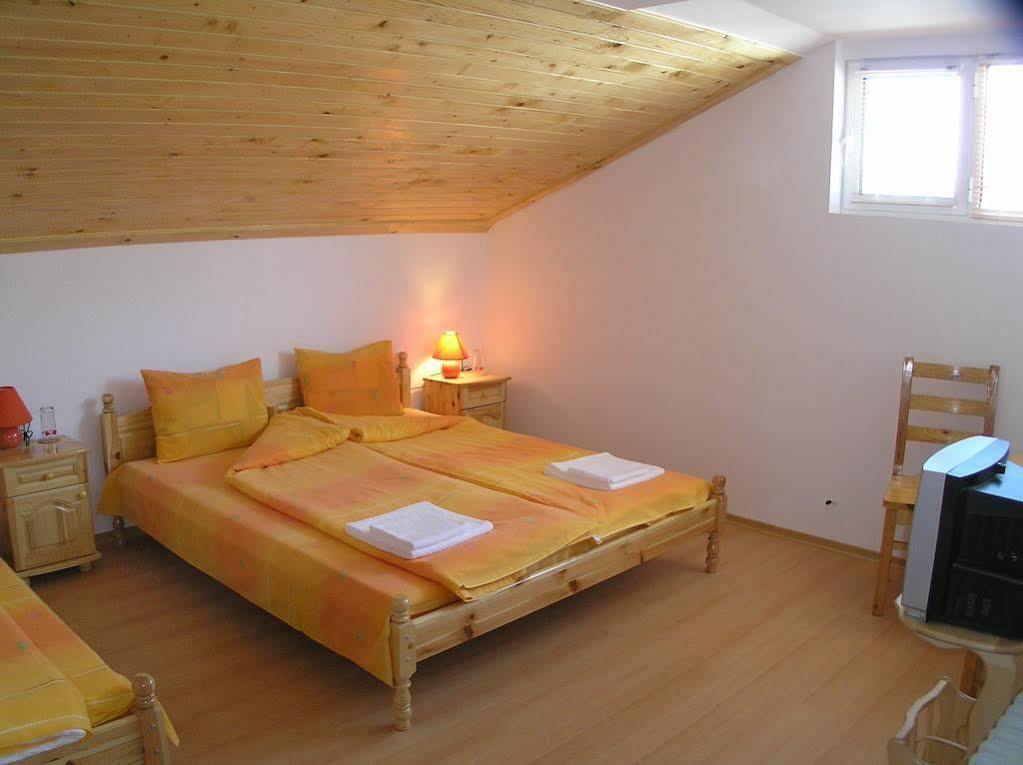 Karadzhovy Guest House Kalofer Exterior foto